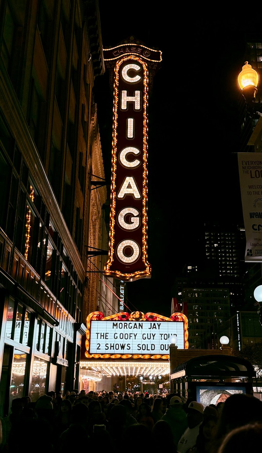 Tampak depan teater Chicago dengan marquee menampilkan acara musik Morgan Jay.