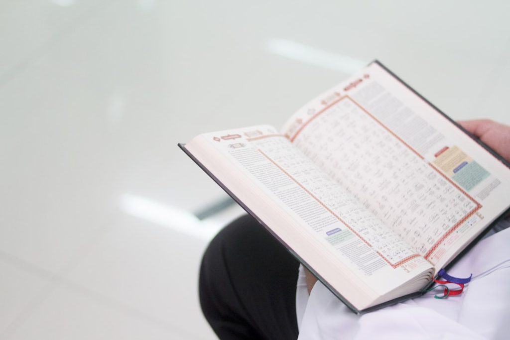 Tangan memegang buku agenda custom dengan desain rapi untuk kebutuhan kantor dan promosi