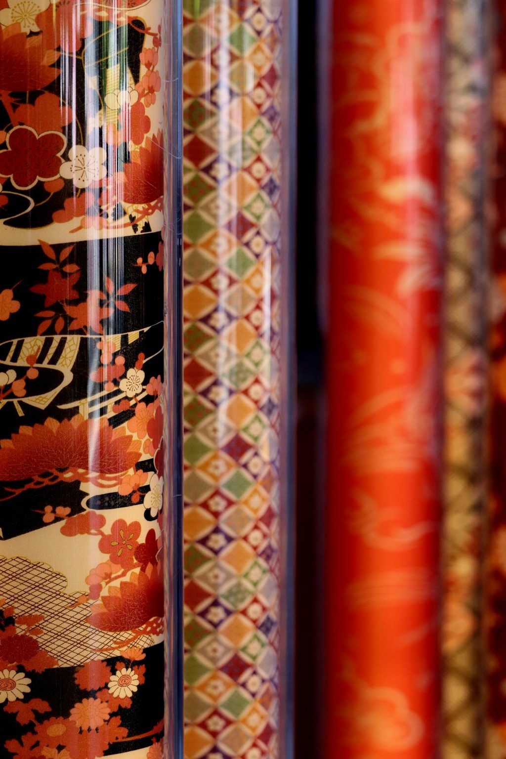 Berbagai gulungan wrapping paper bermotif tradisional dan modern untuk kebutuhan hadiah dan hampers brand.