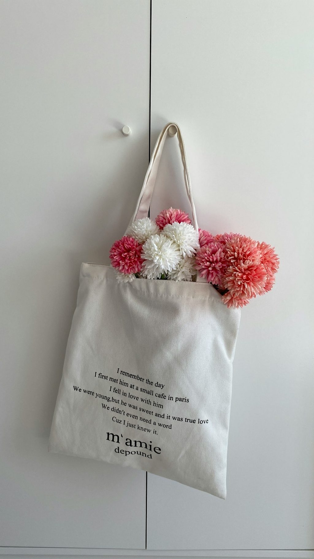 Tas canvas putih dengan desain minimalis yang menunjukkan efek desain sederhana namun tetap premium.