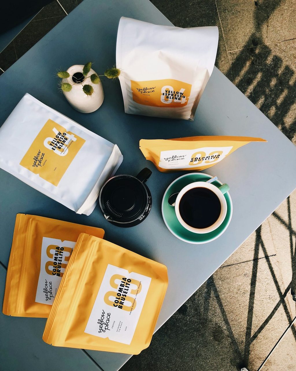 Paket kopi premium di Uprint.id dengan kemasan unik dan peralatan minum.