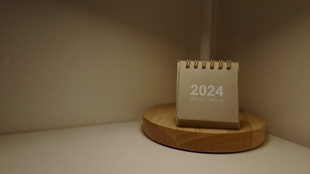 Podium kayu dengan kalender 2024, ideal untuk promosi bisnis.