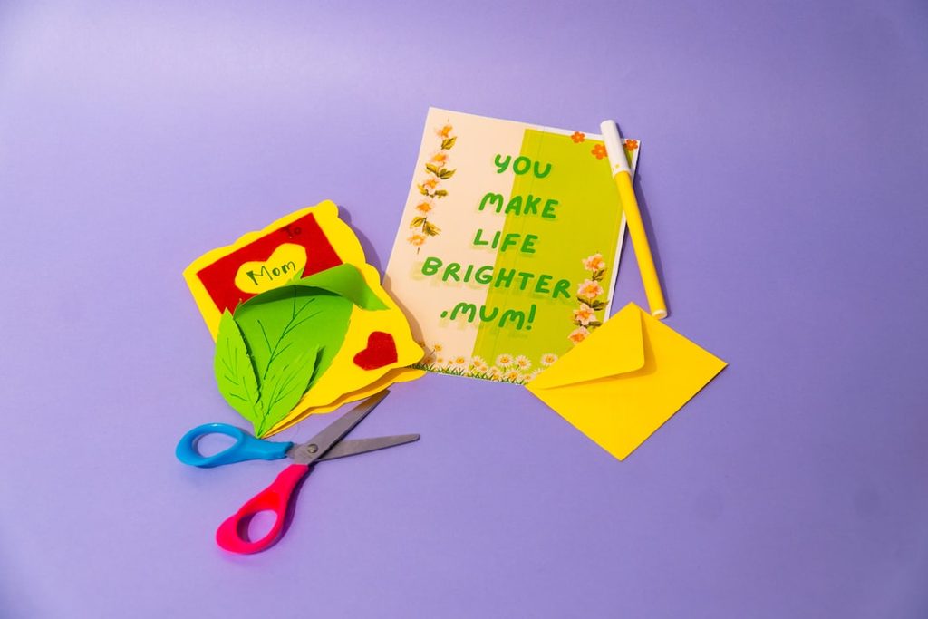 kartu ucapan dengan pesan 'You make life brighter, mum!' dan aksesori kreatif