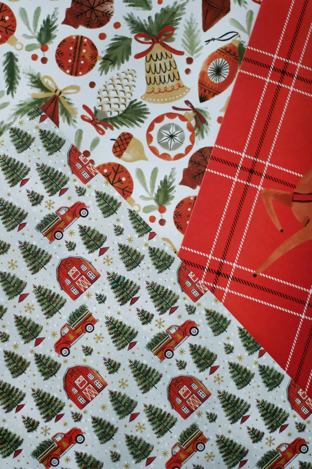 Desain kemasan Natal dengan ilustrasi truk merah dan pohon untuk inspirasi packaging festive