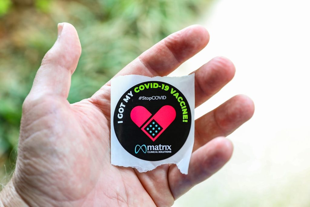 Stiker berbentuk khusus sebagai contoh elemen visual kecil yang membantu paket brand lebih mudah diingat.