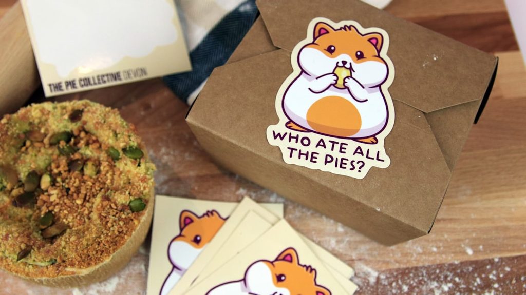 Sticker lucu bertuliskan 'Who Ate All The Pies?' di atas kemasan makanan.