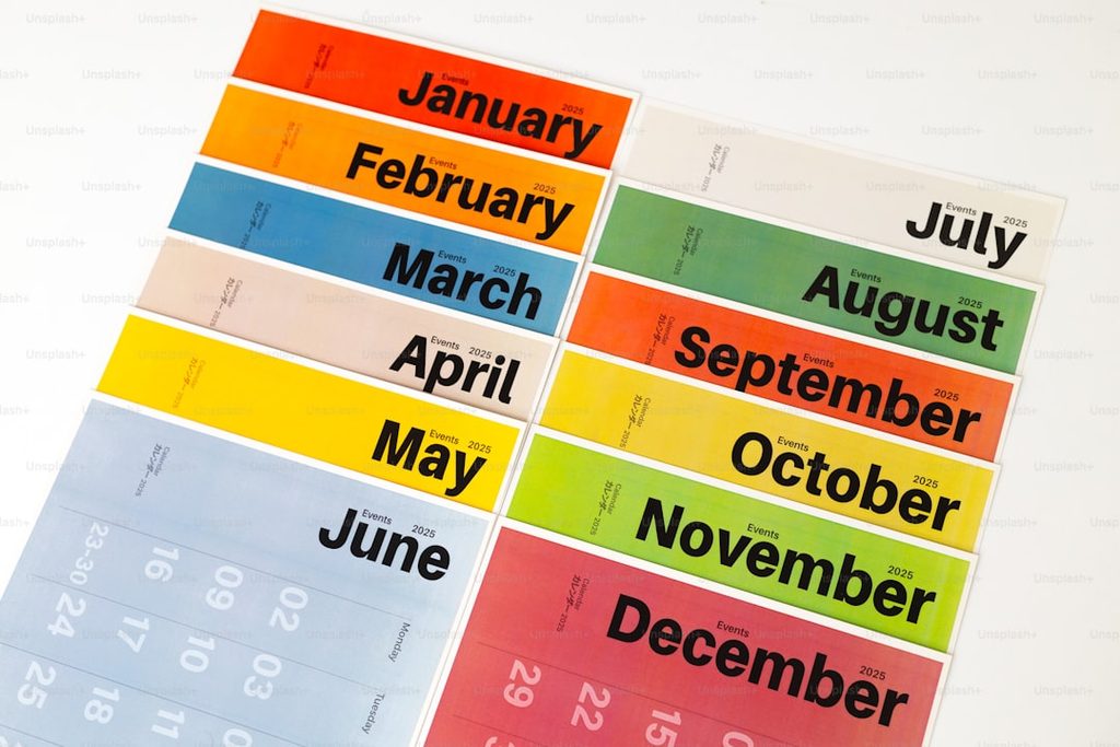 Kalender bulanan dengan warna cerah dan tahunan
