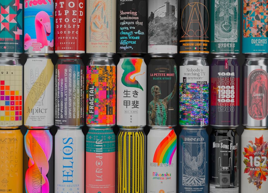 Koleksi botol minuman dengan desain grafis menarik dan beragam warna.