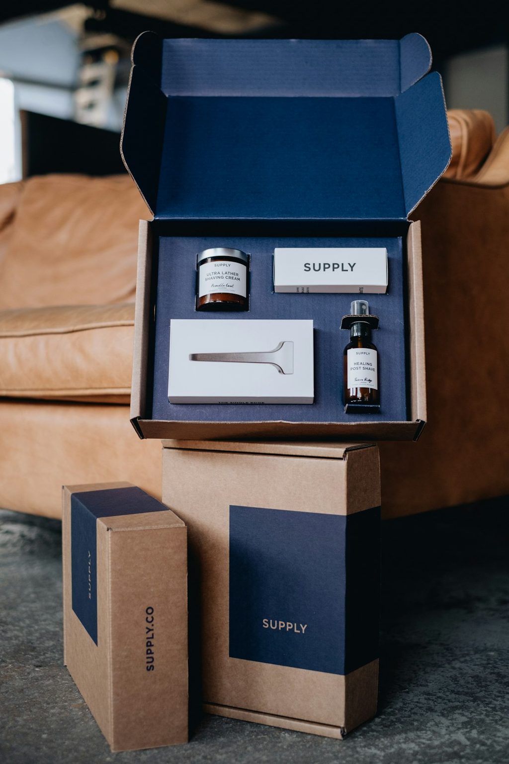 Paket aset visual lengkap dengan kotak biru dan produk dalam kemasan yang menunjukkan unboxing rapi dan branded.