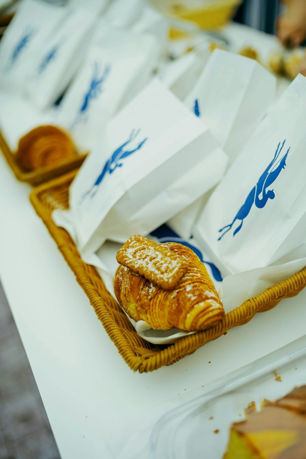 Paket percetakan online dengan kemasan makanan dan logo unik