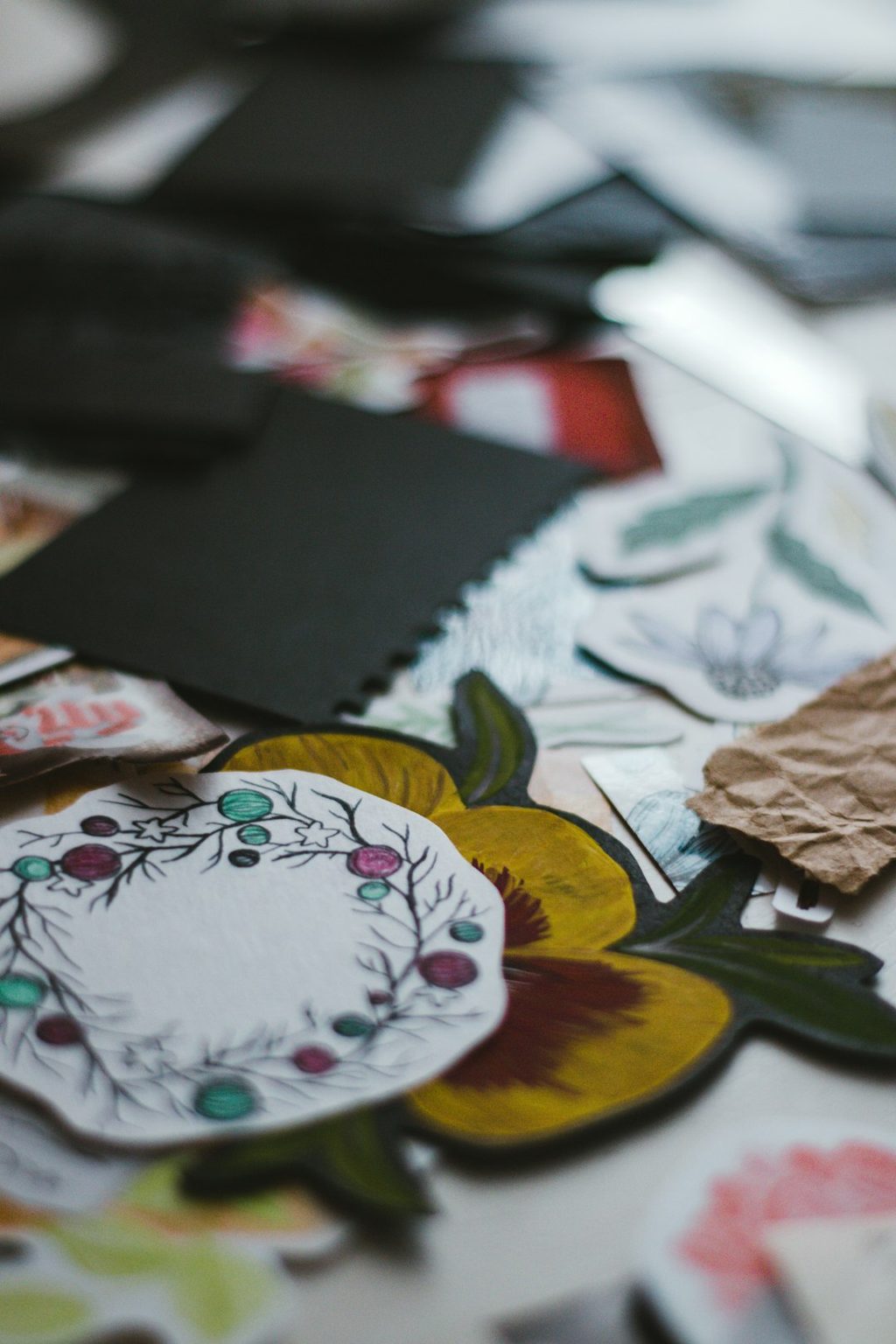 Stiker dengan motif bunga dan daun, cocok untuk dekorasi atau branding.