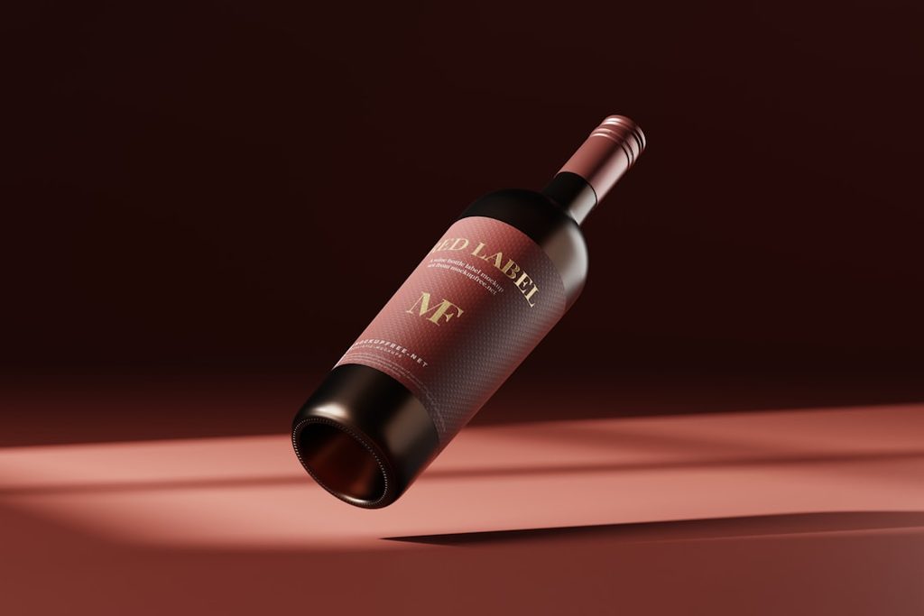 Botol minuman dengan label elegan, cocok untuk iklan produk.