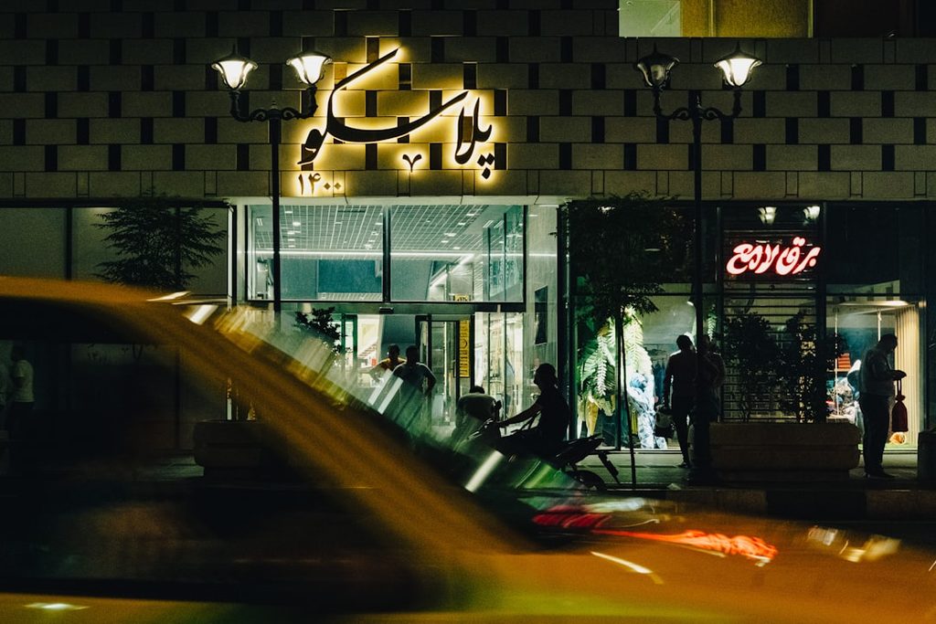 storefront yang menggambarkan kesan pertama brand yang ingin diingat pelanggan
