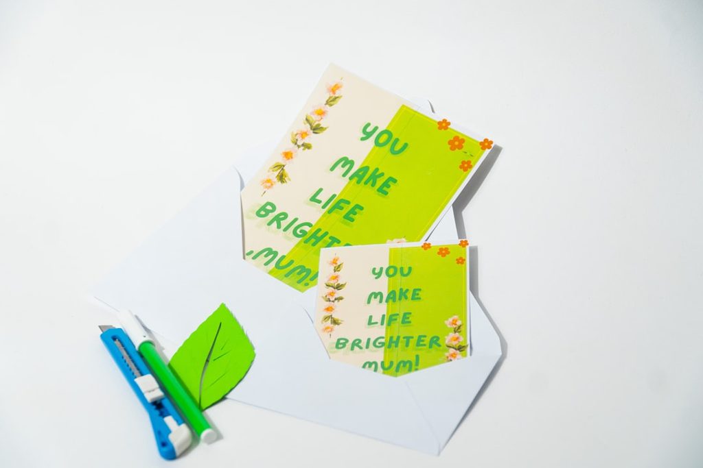 Kartu ucapan 'You Make Life Brighter, Mum!' dari Uprint.id, layanan percetakan online.