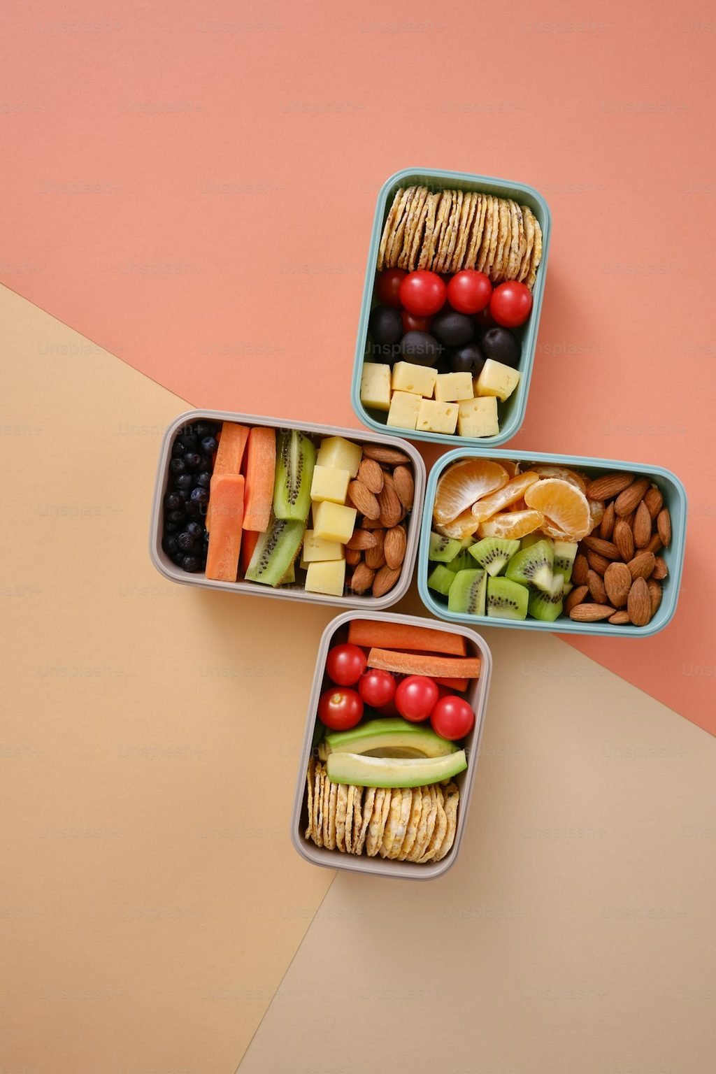 Lunchbox berisi berbagai makanan sehat, termasuk buah-buahan, sayuran, dan kacang-kacangan.