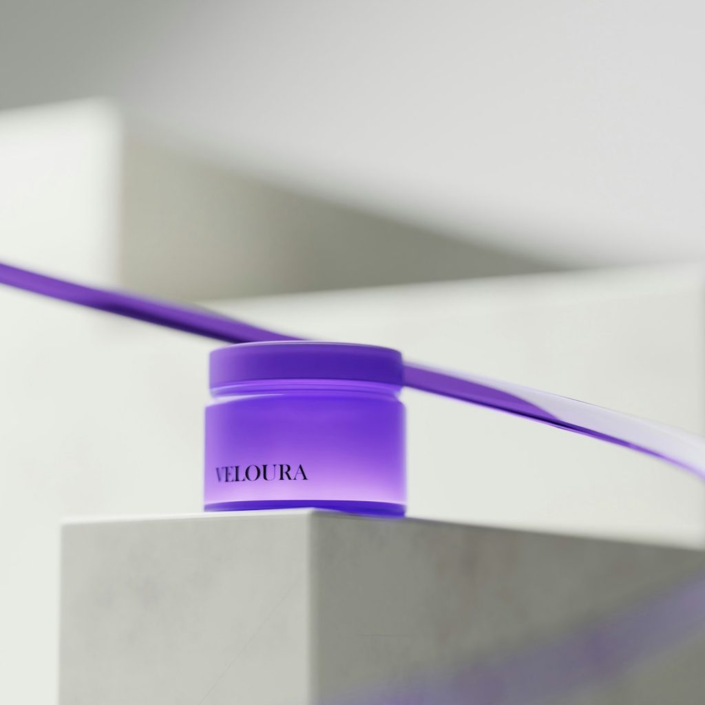 Kemasan kosmetik Veloura dengan warna ungu dan logo di depan yang menunjukkan identitas brand kuat pada kemasan.