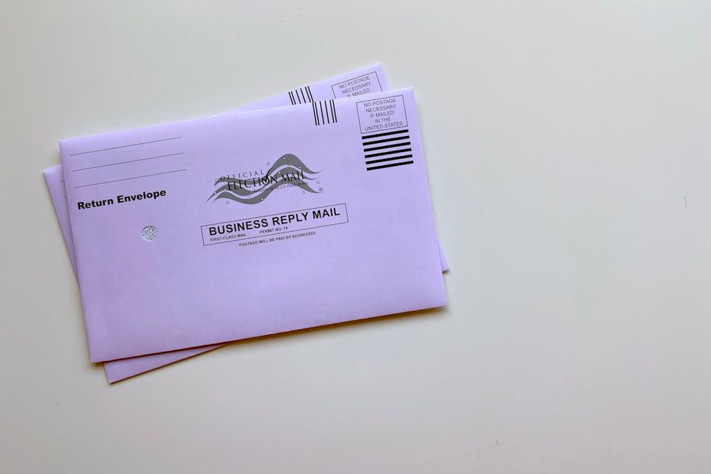 Dua envelope putih bermerek sebagai contoh bukti fisik yang membuat identitas brand terasa sah dan profesional di luar kanal digital.