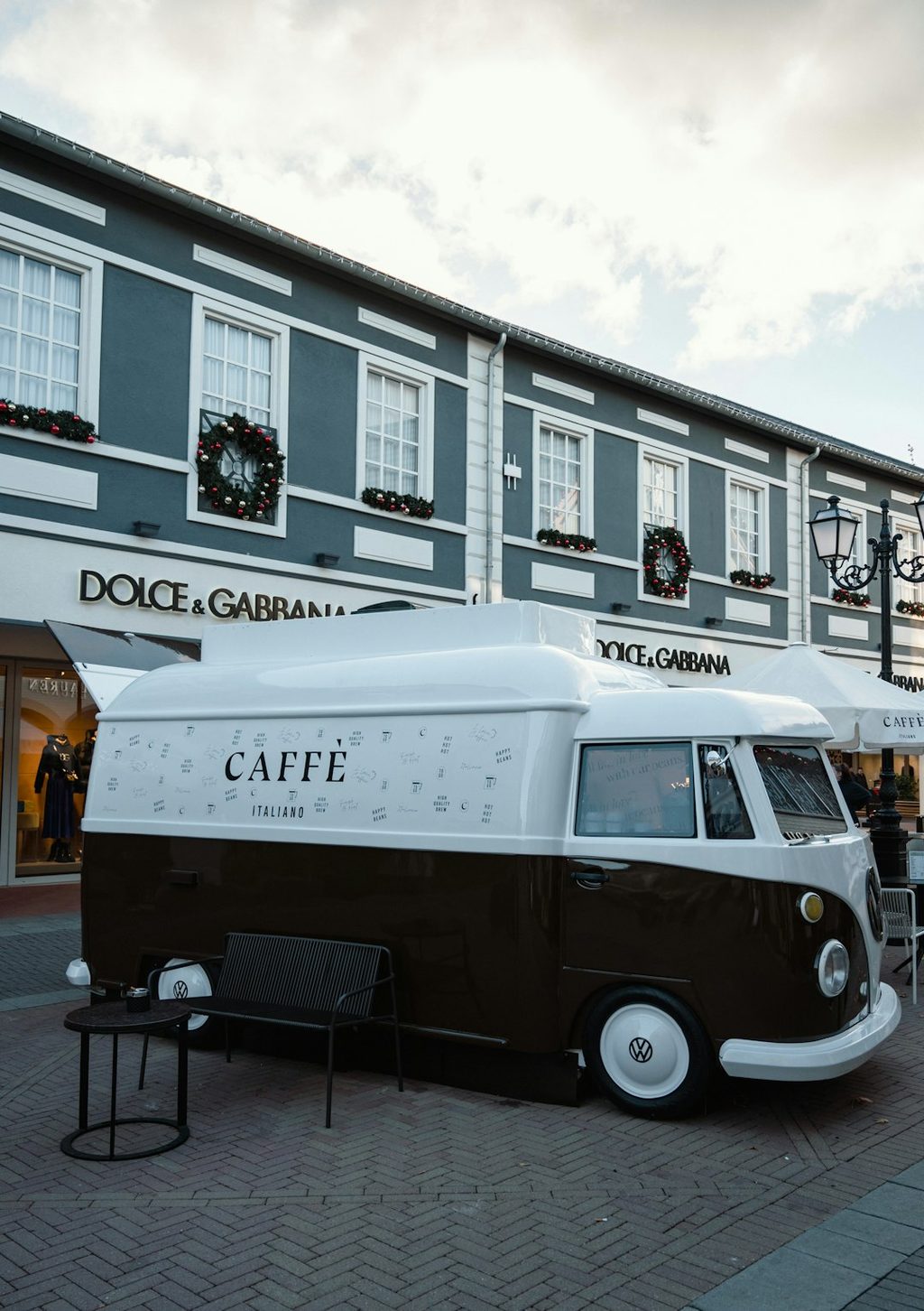 Truck cafe modern dengan desain retro yang menunjukkan kekuatan identitas visual brand di ruang fisik.