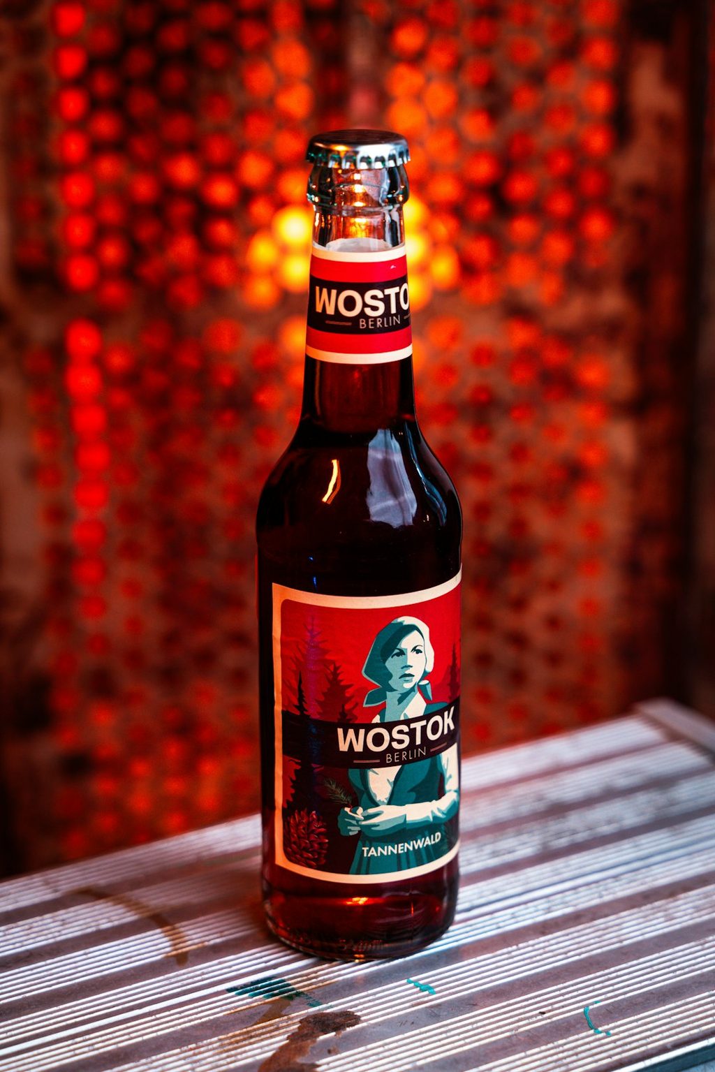 Botol minuman premium dengan label merah Woston yang menarik perhatian untuk meyakinkan pembeli