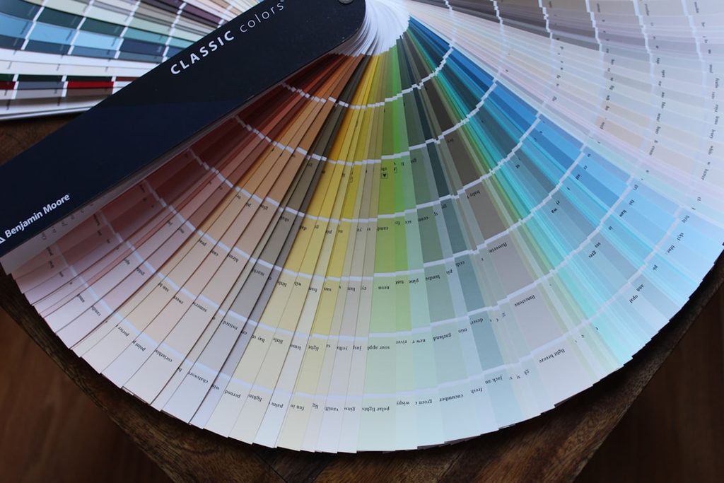 Buku katalog warna dengan berbagai pilihan warna.