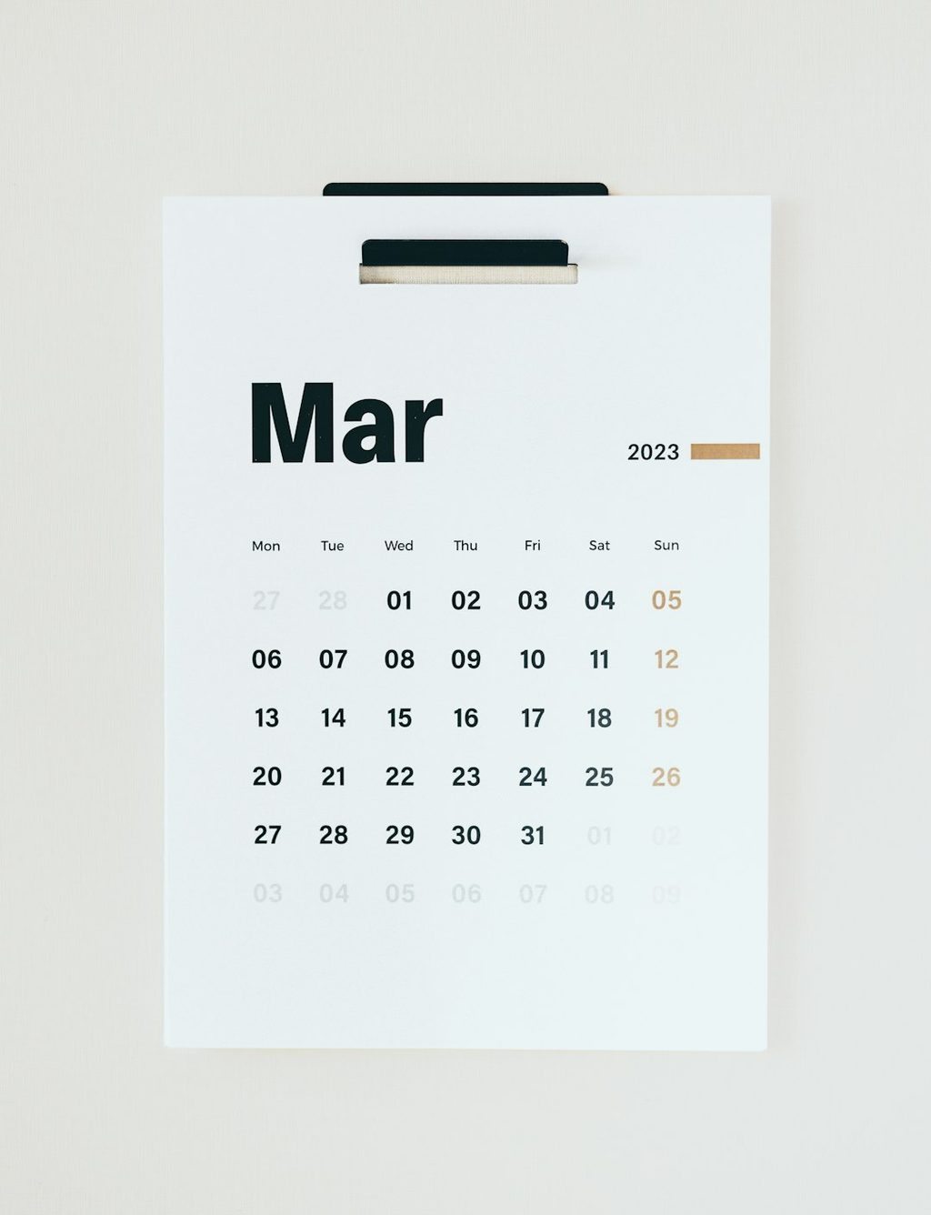 Kalender bulan Maret tahun 2023 dengan warna netral dan desain minimalis.