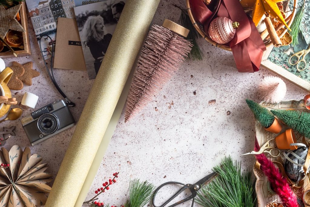 Aneka wrapping paper, gunting, dan dekorasi holiday untuk inspirasi desain kemasan Natal