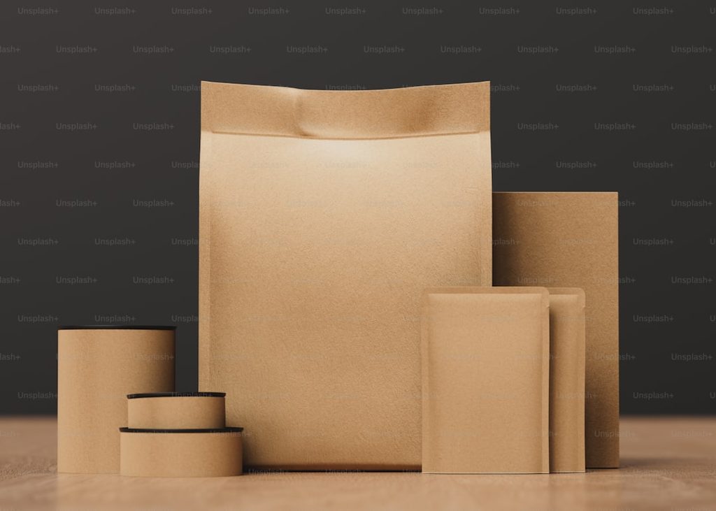 Paket lengkap produk percetakan online, termasuk kemasan dan cetakan.