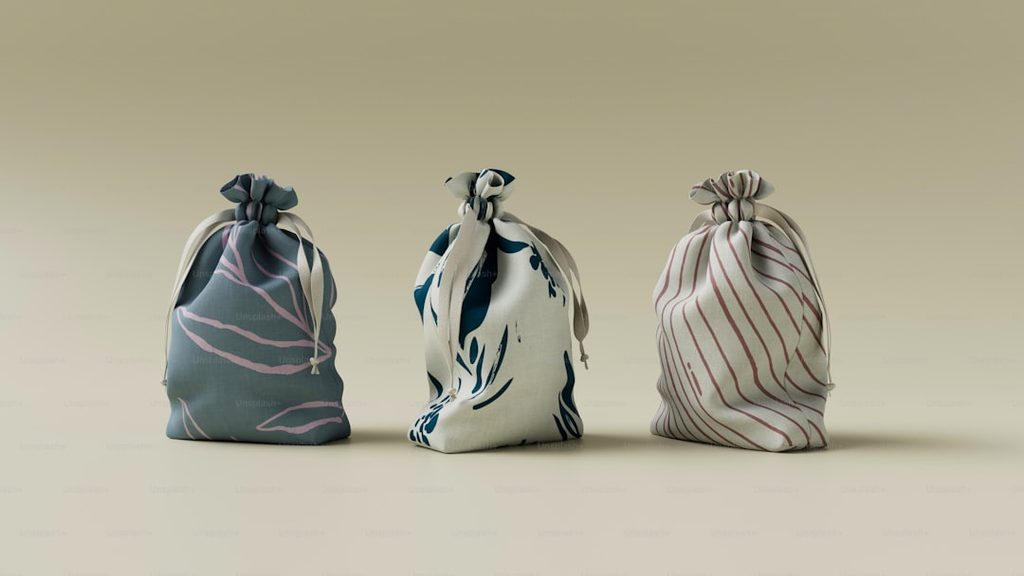 Tiga tas kain dengan desain unik dan motif garis-garis