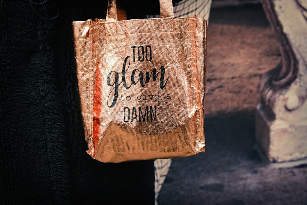Tas kraft dengan slogan berani yang memperlihatkan bagaimana bahan dan pesan singkat membuat kemasan lebih mudah difoto dan diingat