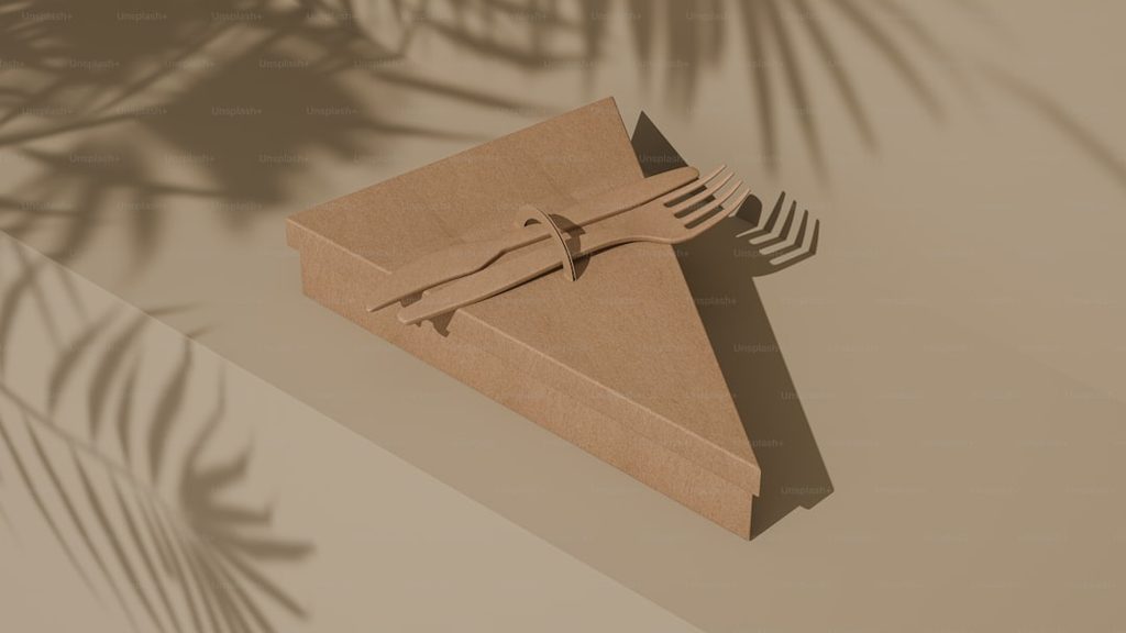 Kantong kraft dengan aksen kayu dan bayangan daun, cocok untuk branding minimalis.