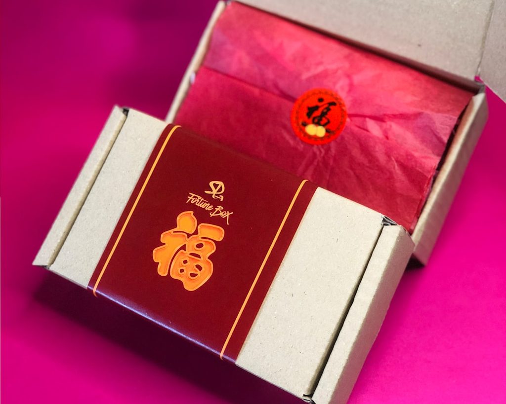 Kemasan cantik dengan logo "福" dan sticker kecil