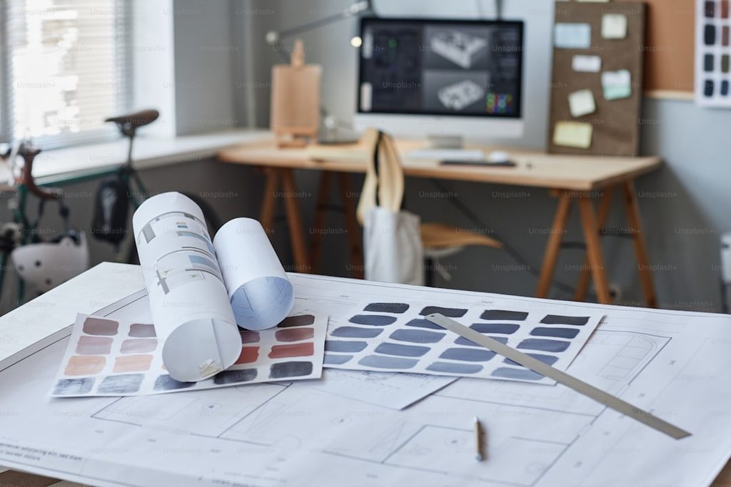 Studio percetakan online dengan desain grafis dan bahan cetak.