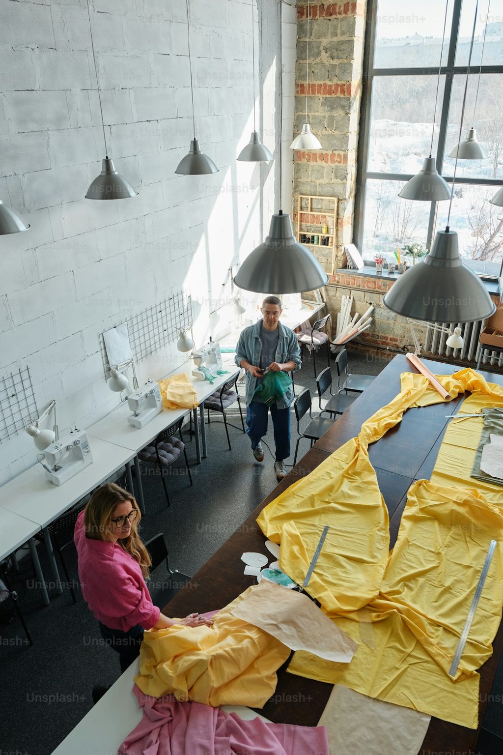 Pekerja sedang mempersiapkan bahan cetak di ruang kerja percetakan online.