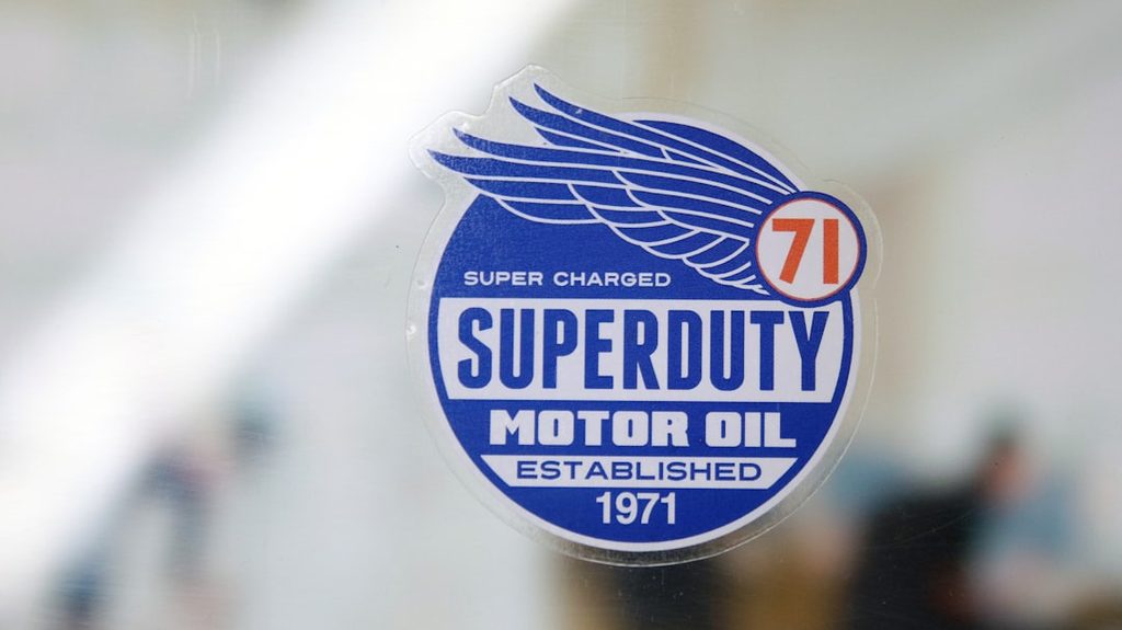 Stiker promosi oli Superduty dengan desain unik dan warna biru.