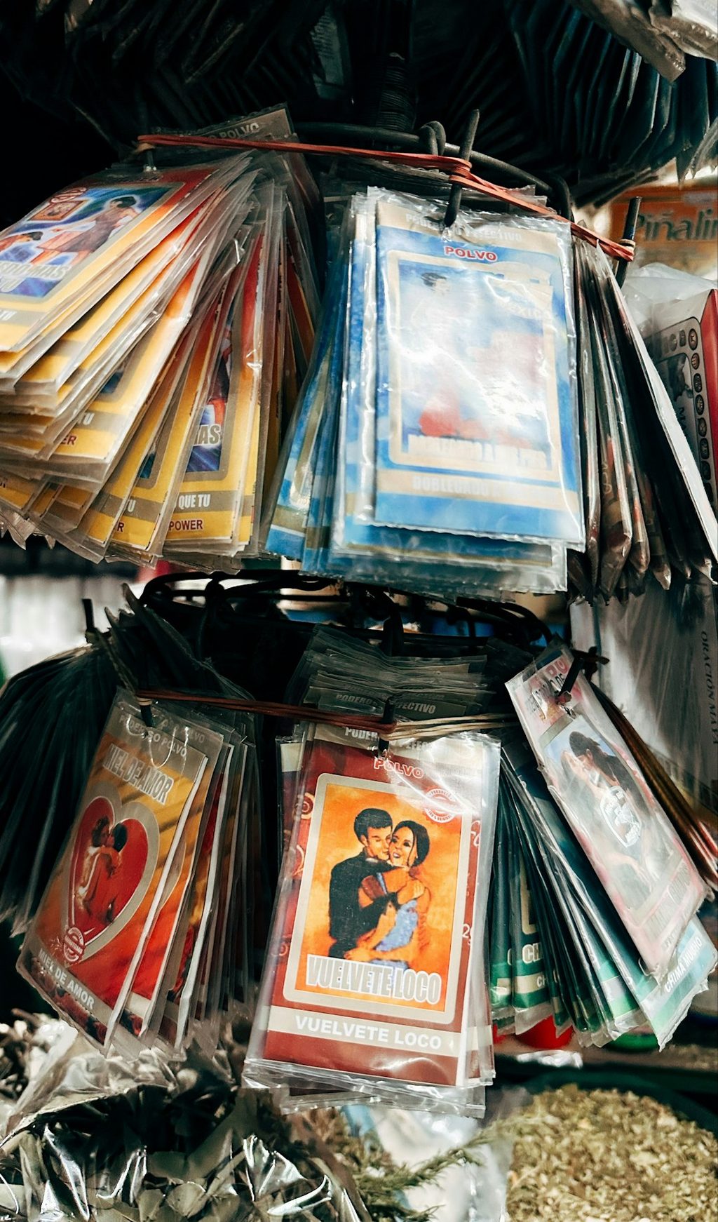 Berbagai contoh materi promosi cetak berkualitas tinggi dari Uprint.id.