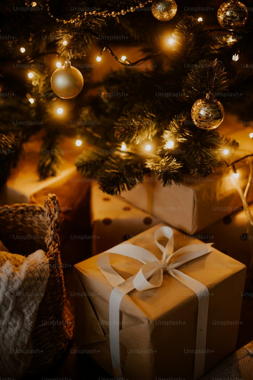 Pernikahan Natal dengan hadiah dan dekorasi Natal