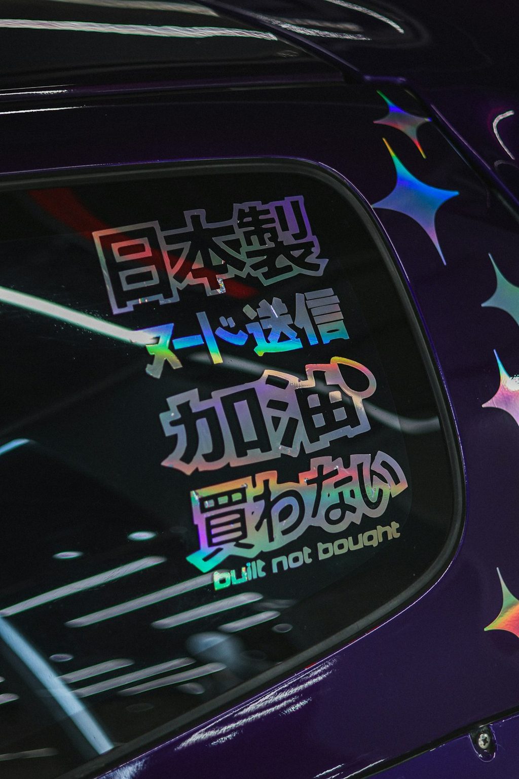 Stiker dengan warna cerah dan efek hologram yang memperlihatkan contoh ketajaman warna dan finishing cetak untuk menilai kualitas visual brand.