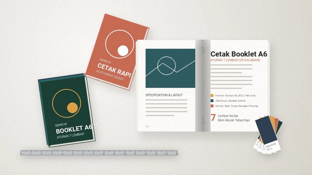 Mockup booklet A6 jilid kawat yang rapi di atas meja kerja percetakan profesional Uprint.id