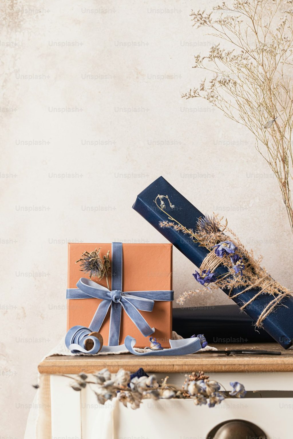 Paket percetakan online dengan kemasan elegan dan desain unik, ideal untuk promosi bisnis.
