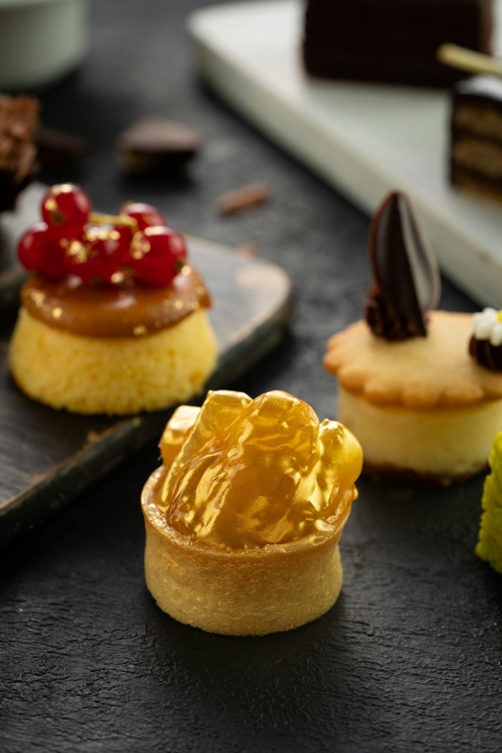 Makanan kecil dan elegan dengan topping unik, cocok untuk presentasi makanan.