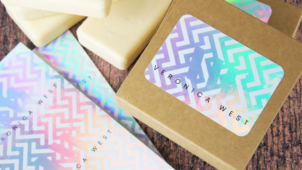 Stiker dengan desain geometris dan warna holografik untuk elemen branding produk