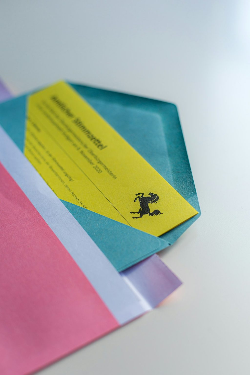 Brosur origami warna-warni dengan logo unik, cocok untuk promosi.
