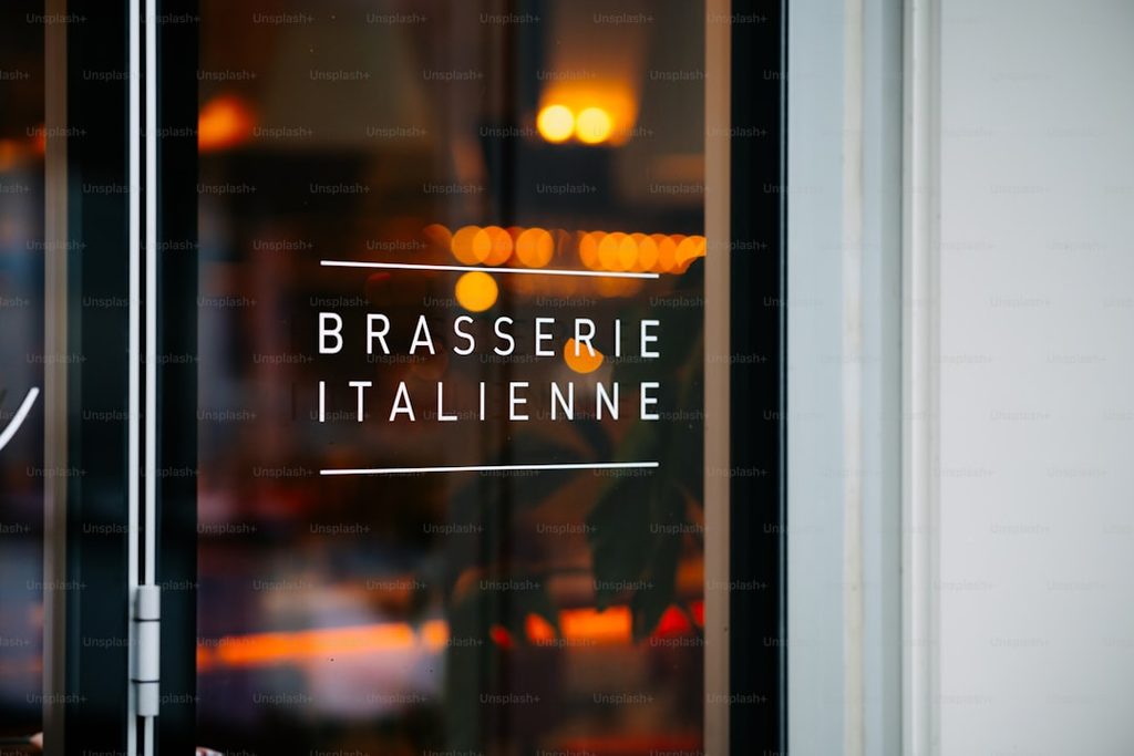 Tanda Brasserie Italienne di kaca jendela.