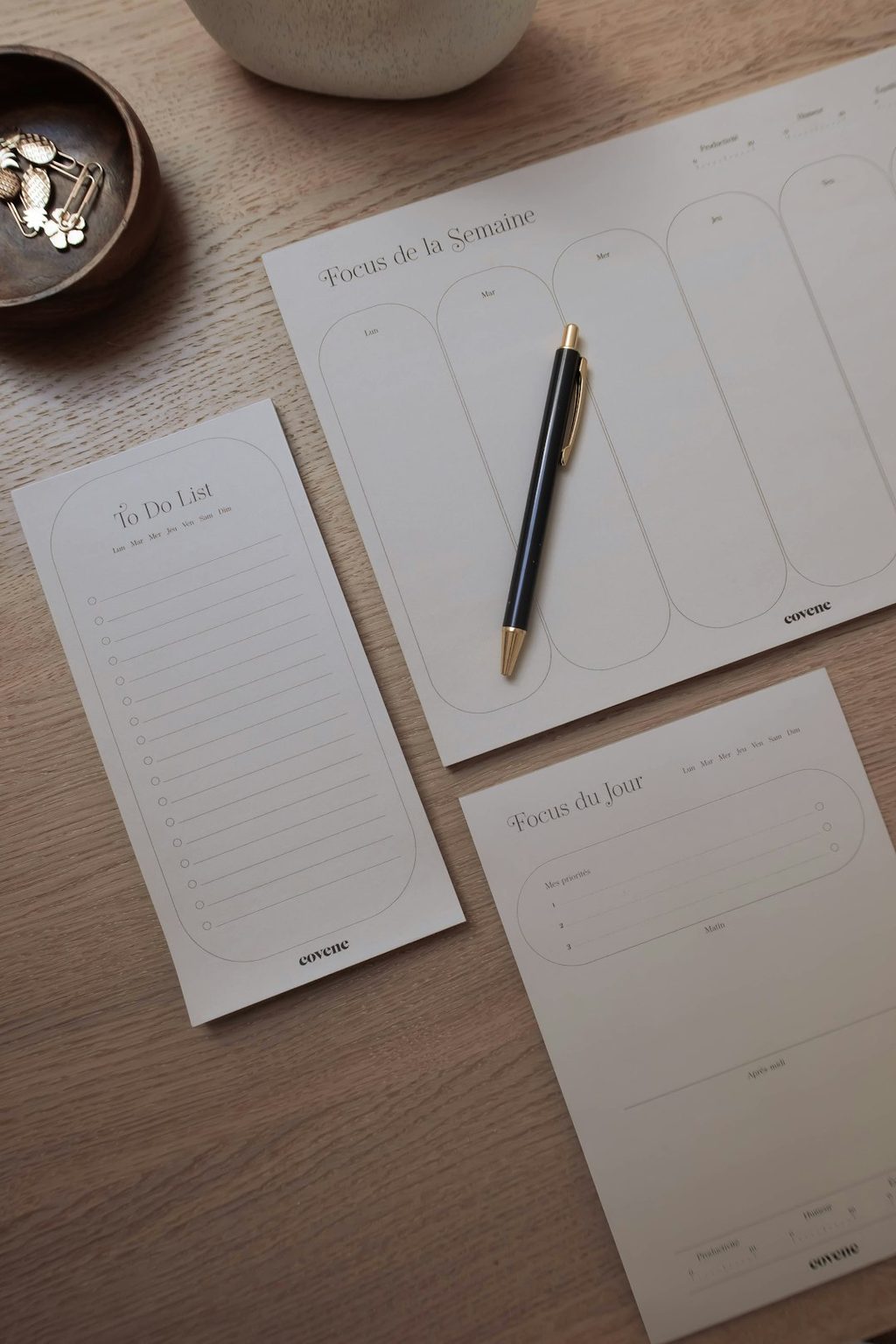 Nota dan agenda dalam bentuk lembaran kertas minimalis di meja kerja.
