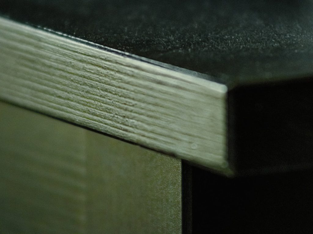 Tampak dekat detail binding buku dengan lembaran halaman yang rapi dan tepat.