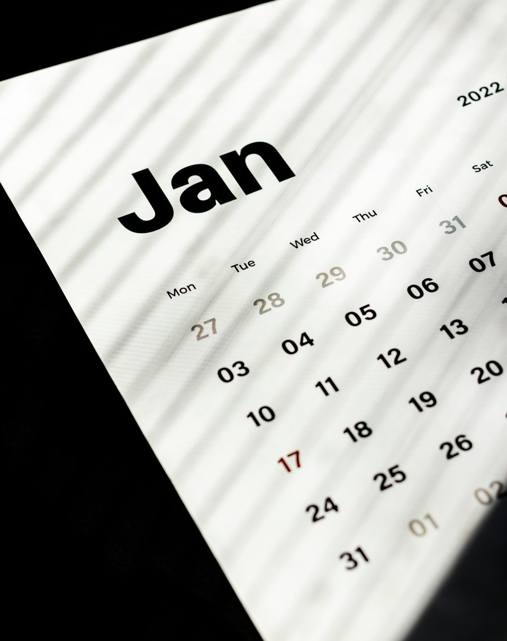 Gambar kalender bulan Januari tahun 2022 dengan warna putih dan hitam.