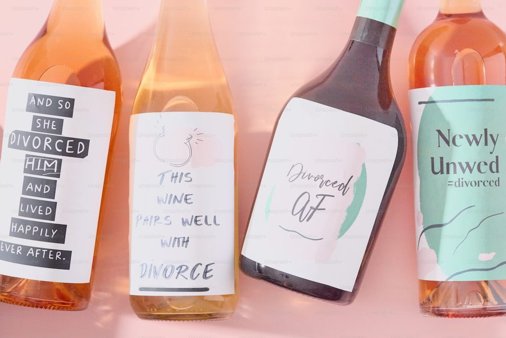 Contoh label botol minuman dengan tema personal dan kutipan lucu untuk souvenir acara.