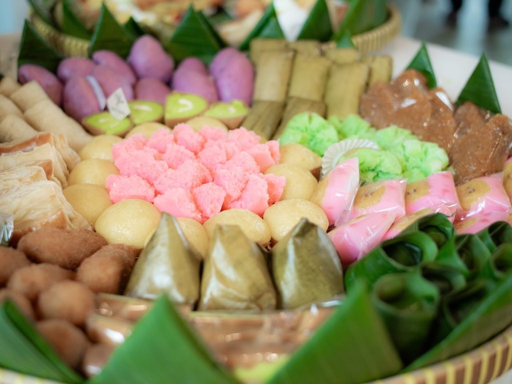 Pilihan isi hampers kuliner yang cocok dipadukan dengan kemasan cetak rapi untuk hadiah Lebaran.