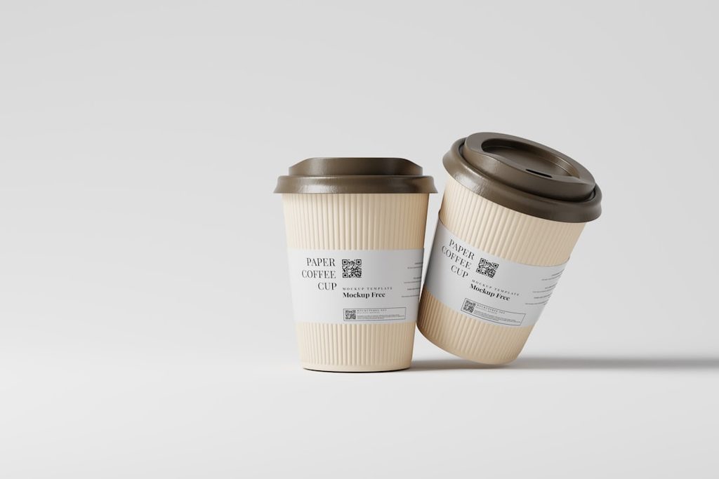 Cangkir kopi kertas dengan label branded yang menunjukkan bagaimana elemen cetak fisik membantu brand lebih mudah diingat pelanggan.