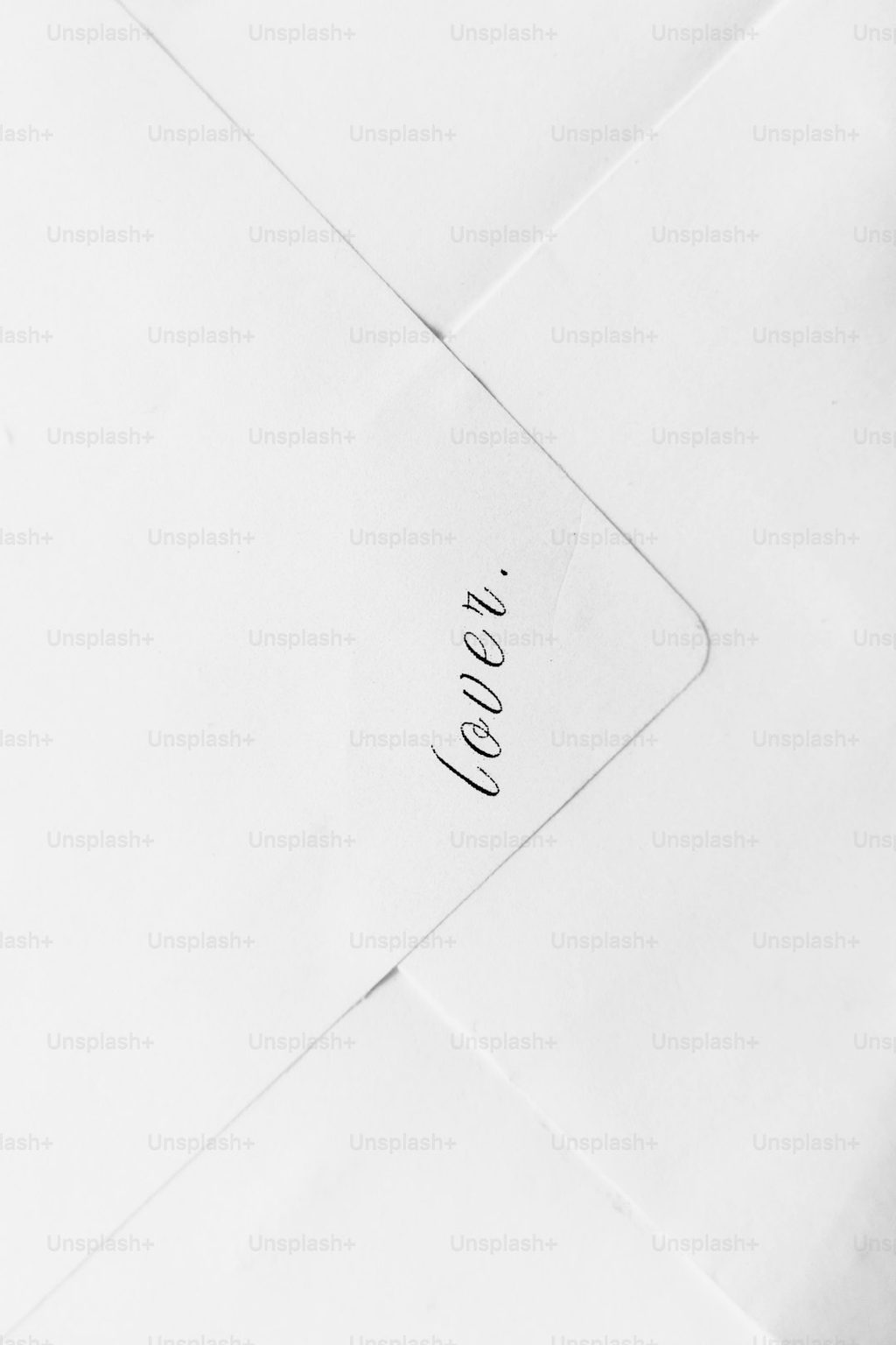 Kertas putih dengan tulisan 'cover.' ditulis dengan gaya tipografi elegan.